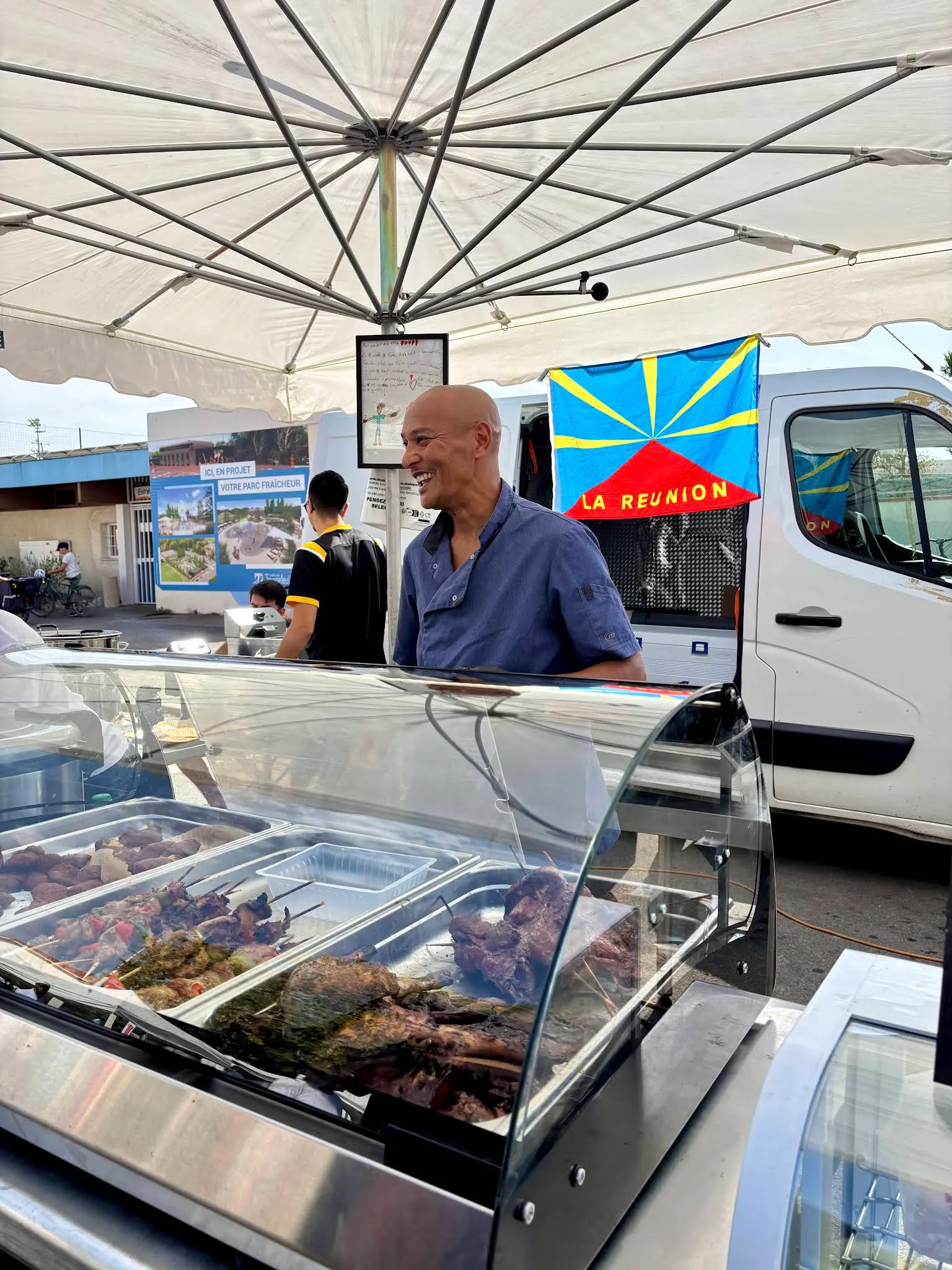 Jimmy sur le marché de Tournefeuille proposant des spécialités réunionnaises